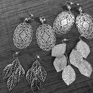 SILVER METAL DANGLE LEAF & SCALLOP OVAL EARRINGS